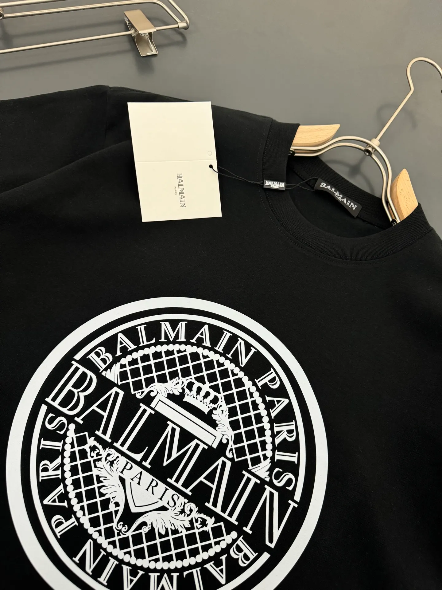 Balmain Balmain g-gram heavy cotton T-shirt, thick Breathable loose fit, printed logo design, spring and summer New Arrival round neck fashionable short-sleeved T-shirt, comfortable against the skin, durable and easy to wear, meticulous original craftsmanship, a must-have for casual Versatile Color: Black White Sizes: S M L XL XXL
